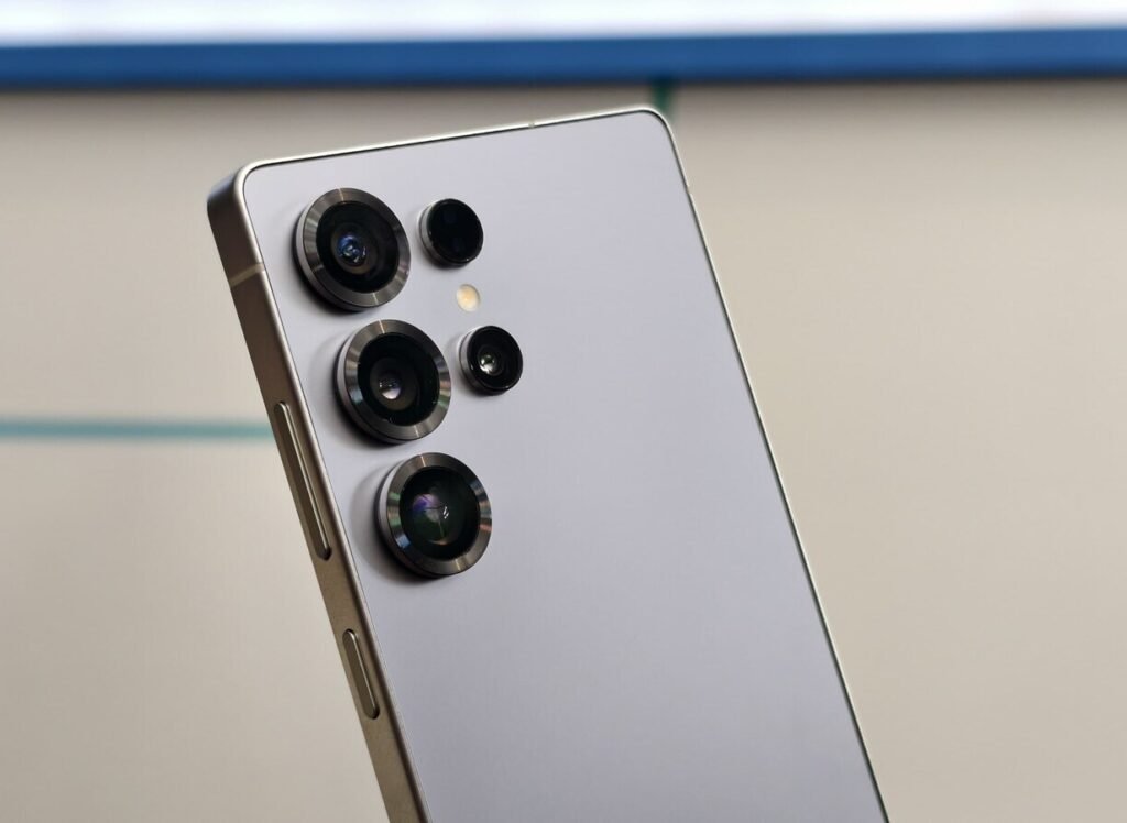 Samsung Galaxy Z Tri Fold with Triple-Fold Design & 10.8-Inch Display – Special Introductory Offer Announced! 2 200MP primary sensor