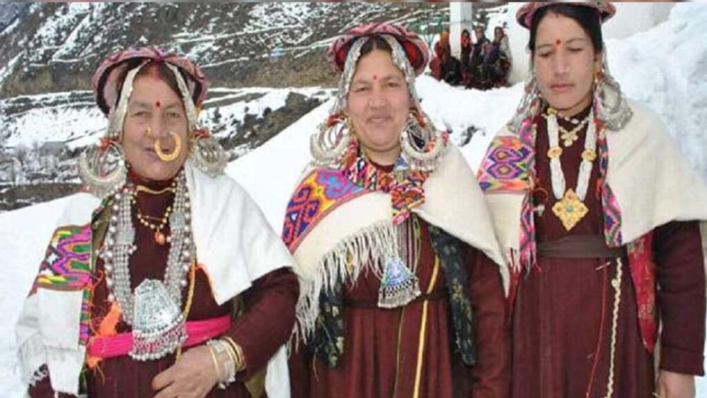 women go without clothes for 5 days ritual